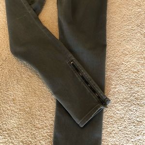 Grey EXPRESS Jegging - zippier detail